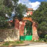 Qui un cancello verde lascia intravedere una piccola dimora vestita di rosso con una torretta cilindrica e quelle che un tempo dovevano essere le stalle